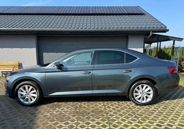 Skoda Superb cena 124900 przebieg: 50000, rok produkcji 2019 z Bełchatów małe 172